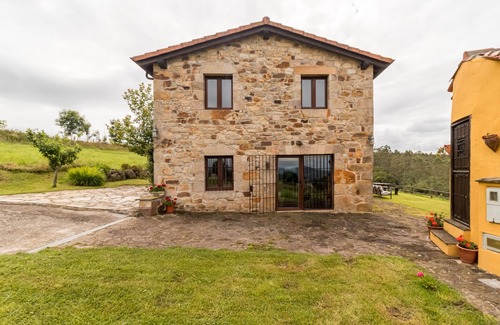 Lierganes Apartment | Apartment 'El Manantial' with Mountain View, Private Garden and Wi-Fi