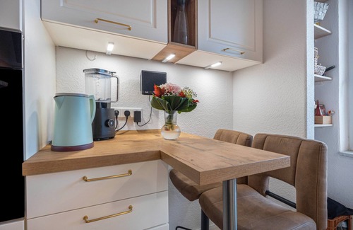 Badenstedt Apartment | Apartment 'Elegante Wohnung Mit Balkon' with Balcony and Wi-Fi