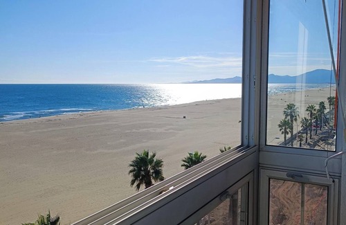 Le Port Apartment | Apartment facing the sea