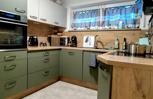 Ichenhausen Apartment | Apartment 'Ferienwohnung Happy' with Private Terrace, Private Garden and Wi-Fi