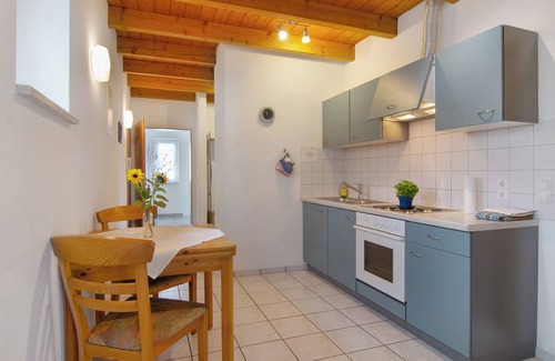 Petershausen-Ost Apartment | Apartment 'Ferienwohnung Links' with Balcony and Wi-Fi