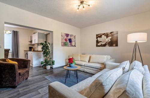 Krauschwitz Apartment | Apartment 'Fewo Am Wald Erdgeschoss' with Shared Terrace, Shared Garden and Wi-Fi