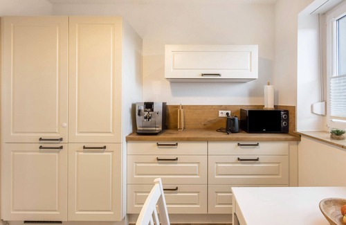 Braunsbedra Apartment | Apartment 'FeWo Gartenblick Geiseltal' with Private Garden, Wi-Fi and Air Conditioning