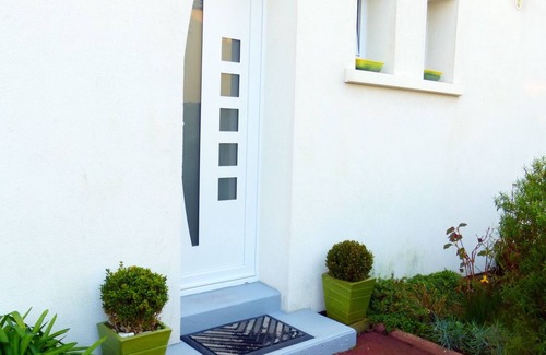 Saint-Cast-le-Guildo Apartment | Apartment in large house with independent entrance and parking, terrace, garden.