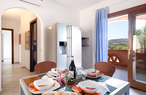 Monte Petrosu Apartment | Apartment 'Granito's' with Partial Sea View, Wi-Fi and Air Conditioning