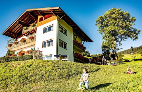 Castelrotto Apartment | Apartment “Haus Lohengrin - Ferienwohnung 1” with Mountain View