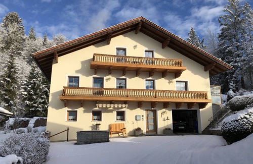 Neureichenau Apartment | Apartment 'Haus Peschl Fewo 1' with Shared Terrace, Shared Garden and Wi-Fi