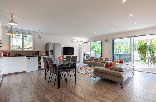 Sausset-les-Pins Apartment | Apartment 'Havre De Paix 500m De La Mer' with Private Terrace, Wi-Fi and Air Conditioning