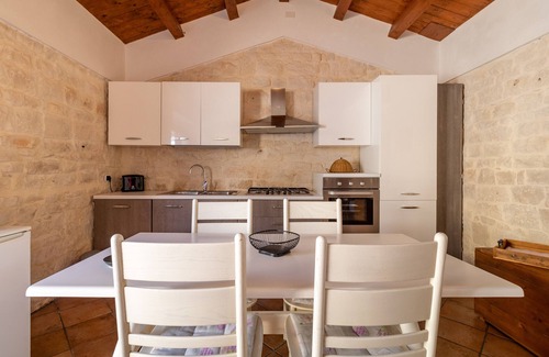 Modica Apartment | Apartment 'Il Flauto Magico' with Private Terrace, Wi-Fi and Air Conditioning