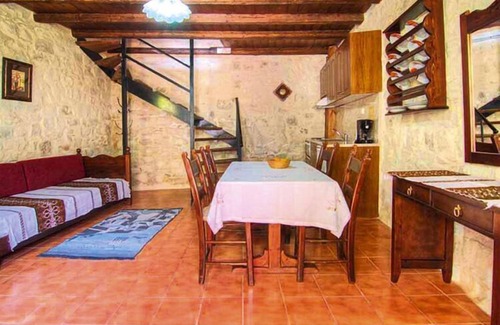 Vlichada Apartment | Apartment in a holiday home