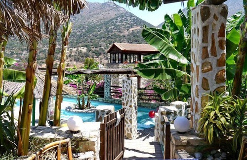 Vlichada Apartment | Apartment in a holiday home