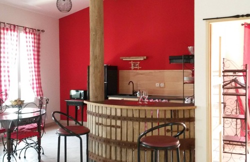 Pomerols Apartment | APARTMENT IN ANCIENT MASTER'S HOUSE WITH SWIMMING POOL, PARKING AND BEACHES At 8 Km