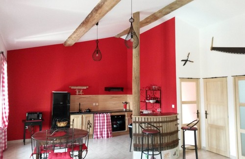 Pomerols Apartment | APARTMENT IN ANCIENT MASTER'S HOUSE WITH SWIMMING POOL, PARKING AND BEACHES At 8 Km