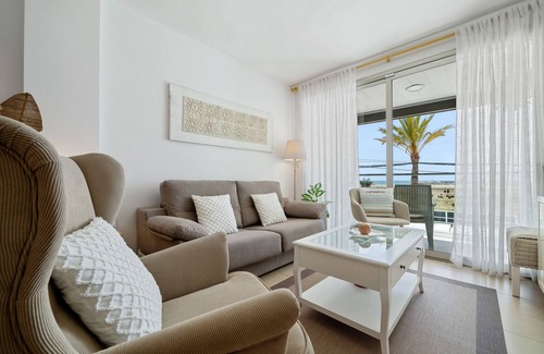 Comarruga Apartment | Apartment 'La Calma' with Sea View, Wi-Fi and Air Conditioning