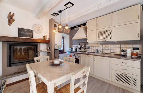 Comero Apartment | Apartment "La Ghianda" with Terrace & Wi-Fi