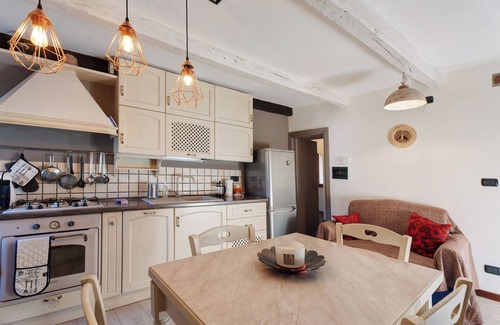 Comero Apartment | Apartment "La Ghianda" with Terrace & Wi-Fi