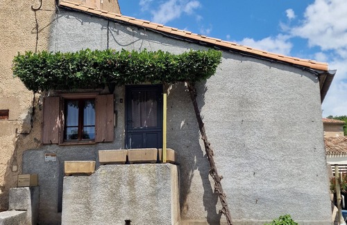 Montolieu Apartment | Apartment 'La Glycine' with Wi-Fi and Air Conditioning