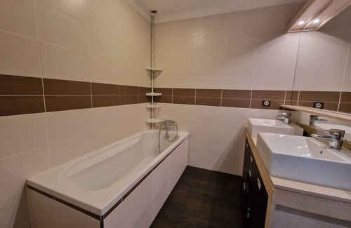 Montolieu Apartment | Apartment 'La Glycine' with Wi-Fi and Air Conditioning