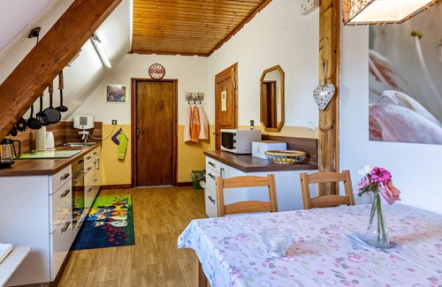 Tengen Apartment | Apartment "La Rose" with Shared Garden & Wi-Fi