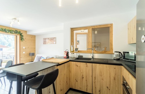 Le Grand-Bornand Apartment | Apartment 'Le Barat'ski' with Mountain View, Private Terrace and Wi-Fi