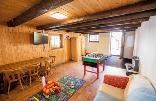 Valles Apartment | Apartment 'Lechnerhof Schöne Aussicht' Near the Ski Area with Mountain View, Wi-Fi, Balcony & Garden