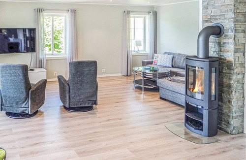 Strandebarm Apartment | Apartment located on the shore of Hardangerfjord with fantastic fjord view of Folgefonna glacier.