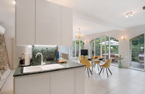 Casanova Lerrone Apartment | Apartment 'Loggia Oliveto' with Mountain View, Wi-Fi and Air Conditioning