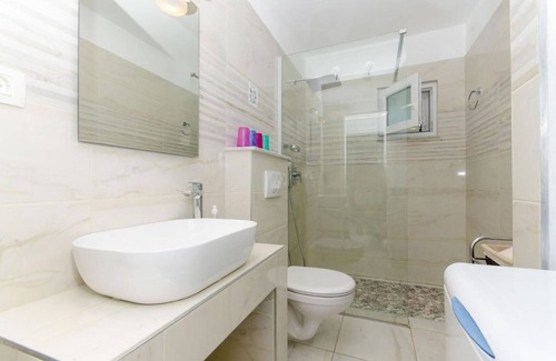 Rogac Apartment | Apartment Lucija - apartment with Pool: - Rogac, Island Solta, Croatia