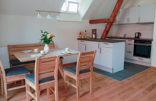 Monchsondheim Apartment | Apartment 'Maisonette Ferienwohnung Tenne' with Shared Garden, Balcony and Wi-Fi