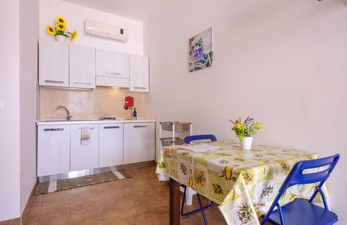 Borgagne Apartment | Apartment 'Mamba House 1' with Private Terrace, Shared Garden and Air Conditioning