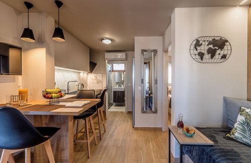 Nea Alikarnassos Apartment | Apartment 'Maria's Roof Garden' with Shared Terrace, Wi-Fi and Air Conditioning