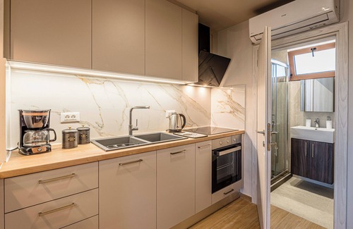 Nea Alikarnassos Apartment | Apartment 'Maria's Roof Garden' with Shared Terrace, Wi-Fi and Air Conditioning