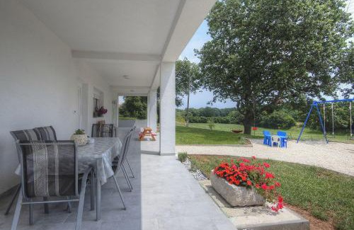 Valtura Apartment | Apartment mit großem Garten, Spielbereich