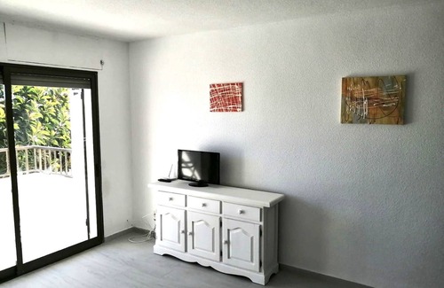 Peniscola Apartment | Apartment near the beach, shared pool, wifi, private parking.