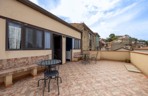 Ficarra Apartment | Apartment 'Numero 7' with Shared Terrace, Wi-Fi and Air Conditioning