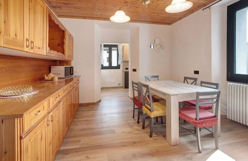 Grosio House | Apartment "Panorama Gaudì" with Mountain View, Balcony & Wi-Fi