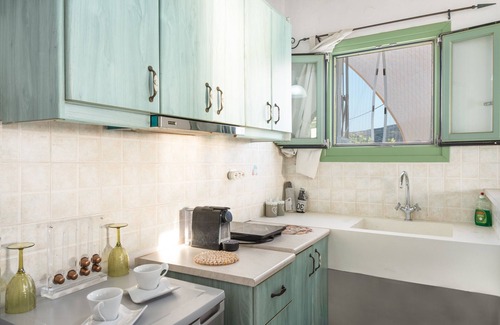 Sikinos Apartment | Apartment 'Paros' Pet-Friendly with Sea View, Hot Tub & Wi-Fi