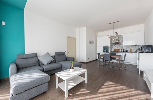 Pulciano Apartment | Apartment 'Residence Virgilio Blue' with Lake View, Wi-Fi and Air Conditioning