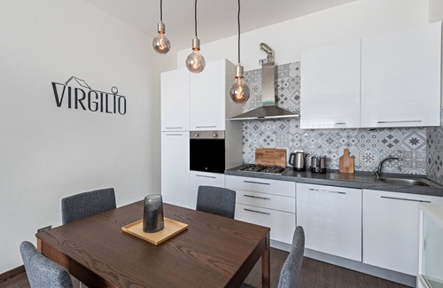 Pulciano Apartment | Apartment 'Residence Virgilio Blue' with Lake View, Wi-Fi and Air Conditioning