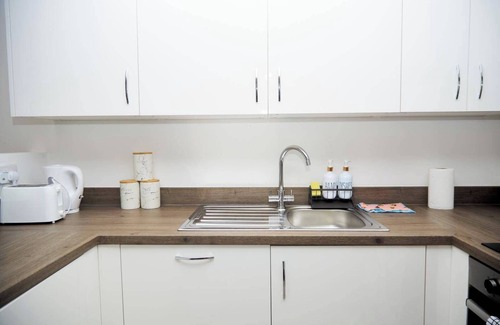 Salford Apartment | Apartment-Sleeps4-StreetParking-Balcony-Duplex