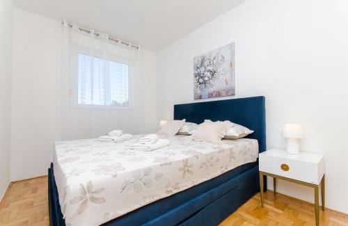 Znjan Apartment | Apartment Smile with secure private garage