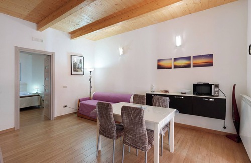 San Lazzaro Apartment | Apartment 'The Main Street Holiday House' with Mountain View, Shared Garden and Wi-Fi