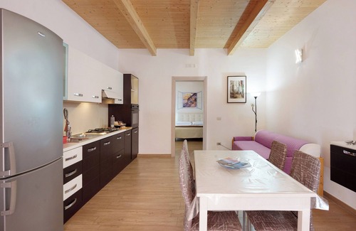 San Lazzaro Apartment | Apartment 'The Main Street Holiday House' with Mountain View, Shared Garden and Wi-Fi