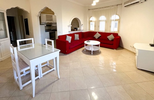 Al Mamsha El Seyahi Apartment | Apartment with a big swimming pool and balcony