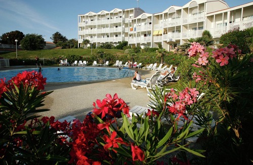 Fouras Apartment | Apartment with a view on the pool or see near Fort Boyard