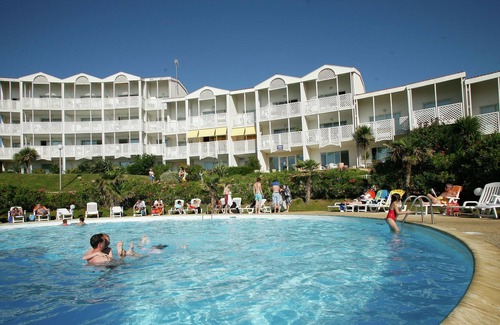 Fouras Apartment | Apartment with a view on the pool or see near Fort Boyard