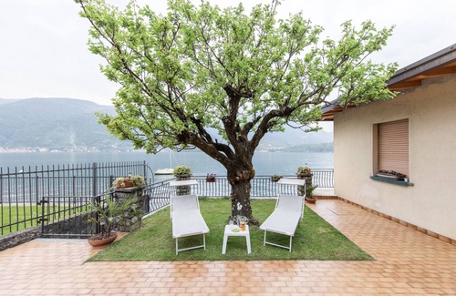 Lezzeno Apartment | APARTMENT WITH BEAUTIFUL GARDEN OVERLOOKING DIRECTLY ON THE LAKE