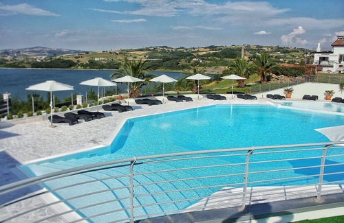 Campolattaro Apartment | Apartment with porch overlooking the lake