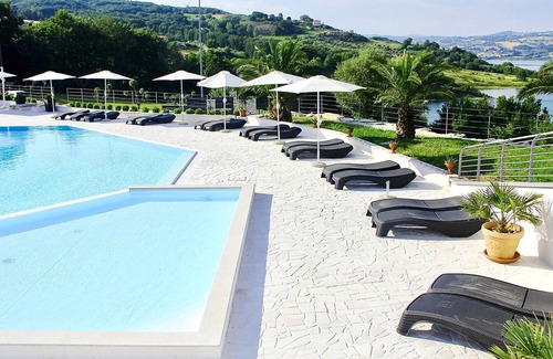 Campolattaro Apartment | Apartment with porch overlooking the lake