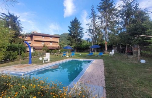Gragnola Apartment | Apartment with private garden and pool
